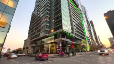 Şehrin ufuk çizgisi alçak açılı binaları, mavi gökyüzü ve cam aynalı cepheler. Montreal, QC Canada - 11.15.2022 Yüksek kaliteli 4K görüntü