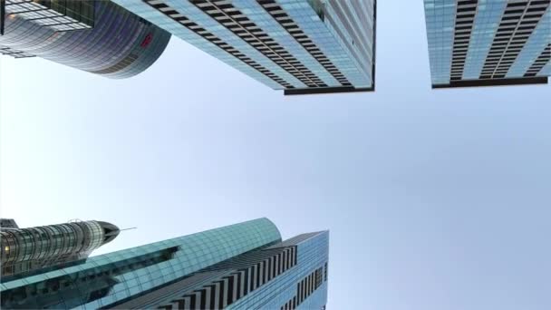 Vista Ángulo Bajo Edificios Del Skyline Ciudad Cielo Azul Fachadas — Vídeos de Stock