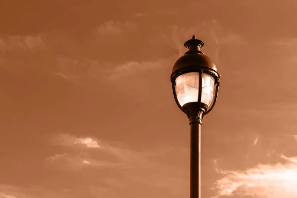 公共街道灯柱与Led灯与惊人的日落色彩背景 图片以2024年的Peach Fuzz颜色配色 — 图库照片