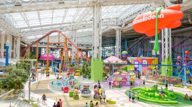 Nickelodeon Evren eğlence parkı American Dreams alışveriş merkezinde. Amerika 'daki en büyük kapalı lunapark. Doğu Rutherford, New Jersey - 15 Temmuz 2023