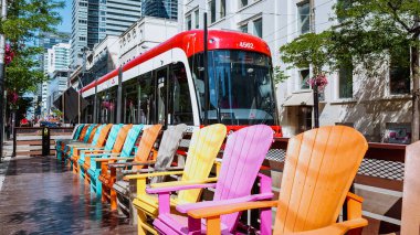 Toronto 'da King Caddesi' nde yeni Bombardier yapımı TTC tramvayı. Toronto 'nun sokaklarında yeni Toronto Ulaşım Komisyonu tramvayı. Toronto, Kanada - 04 09 2022.