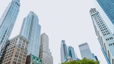 Camsı yüzlü bir gökdelen. Metropolis 'te bir bina. New York şehir merkezinde gökdelenli. İş merkezi.