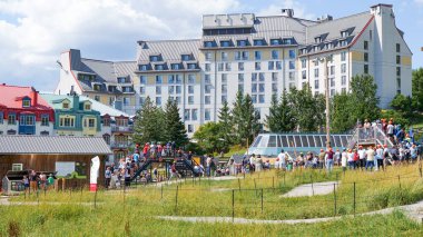 Yazın Mont Tremblant kayak merkezindeki renkli otelleri gezmek. Füniküler kulübeden kayak merkezi manzarası. Mont-Tremblant, Quebec, Kanada - 22.09.2022.