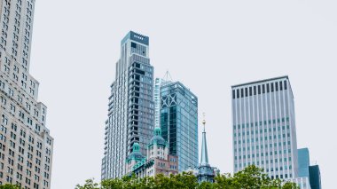 Camsı yüzlü bir gökdelen. Metropolis 'te bir bina. New York şehir merkezinde gökdelenli. İş merkezi.