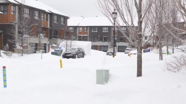 Kanada 'da kış fırtınasından sonra evleri olan şehir caddesi. Kar küreği olan insanlar kışın kaldırımları temizler. Kanada 'da Ottawa - 01-14-24.