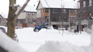 Kanada 'da kış fırtınasından sonra evleri olan şehir caddesi. Kar küreği olan insanlar kışın kaldırımları temizler. Kanada 'da Ottawa - 01-14-24.