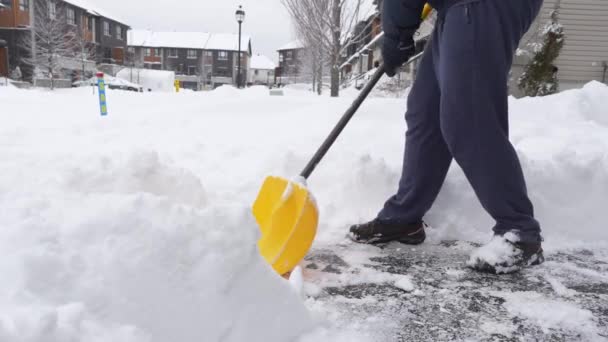 Seorang Pria Menyekop Salju Dari Jalan Setelah Badai Musim Dingin — Stok Video