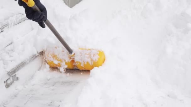 Een Man Die Sneeuw Van Zijn Oprit Schept Een Winterstorm — Stockvideo