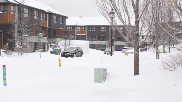 Městská Ulice Domy Zimní Bouři Kanadě Lidé Lopatami Sníh Čistí — Stock video