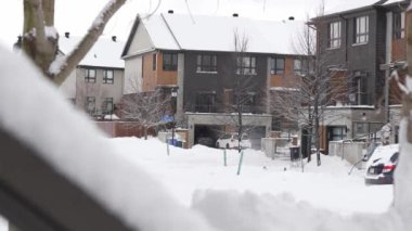 Kanada 'da kış fırtınasından sonra evleri olan şehir caddesi. Kar küreği olan insanlar kışın kaldırımları temizler. Kanada 'da Ottawa - 01-14-24.