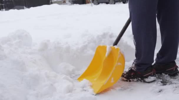 Człowiek Odśnieżający Podjazd Zimowej Burzy Kanadzie Człowiek Łopatą Śniegu Czyści — Wideo stockowe