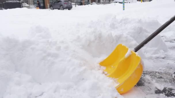 Ένας Άνθρωπος Φτυαρίζει Χιόνι Από Δρόμο Του Μετά Από Μια — Αρχείο Βίντεο