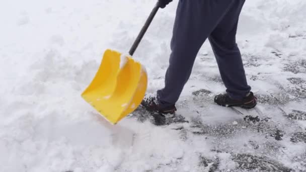 Homem Limpando Neve Sua Entrada Após Uma Tempestade Inverno Canadá — Vídeo de Stock