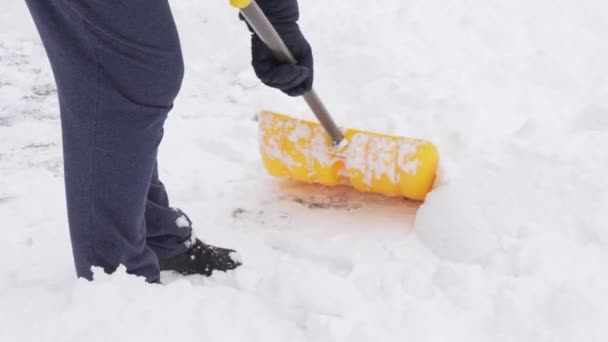 ชายคนหน มะออกจากทางข บรถของเขาหล งจากพาย หนาวในแคนาดา ชายท มะท าความสะอาดทางเท าในฤด หนาว — วีดีโอสต็อก