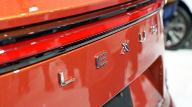 Kırmızı Lexus marka araba, yakın görüş. Japon otomobillerinin markası birinci sınıf araçlar, lüks arabalar üretiyor. Toronto Kanada - 19 Şubat 2023