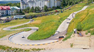 Yazın Mont Tremblant kayak merkezindeki renkli otelleri gezmek. Füniküler kulübeden kayak merkezi manzarası. Mont-Tremblant, Quebec, Kanada - 22.09.2022.