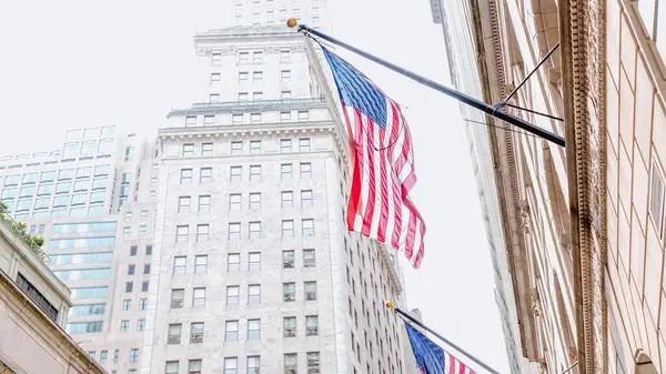 New York Borsası 'nın New York Financial District of Lower Manhattan' daki New York Borsası 'nın ön cephesindeki Amerikan bayrakları 4 Temmuz 2023' te görüldü..