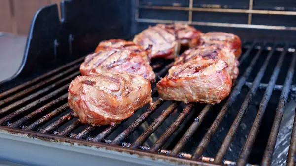 Gegrilde Vlees Steak Verpakt Spek Roestvrij Bbq Grill Met Vlammen — Stockfoto