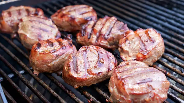 Gegrilde Vlees Steak Verpakt Spek Roestvrij Bbq Grill Met Vlammen Rechtenvrije Stockfoto's