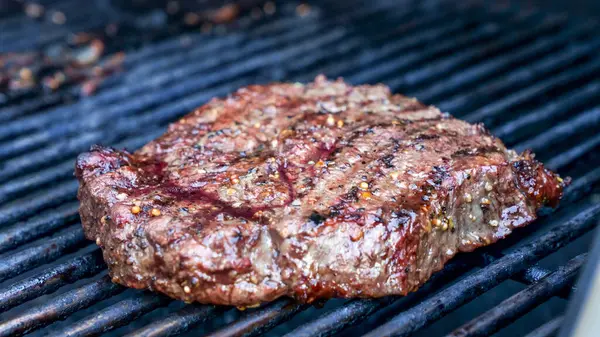 Steak Viande Grillé Sur Barbecue Acier Inoxydable Avec Des Flammes Images De Stock Libres De Droits