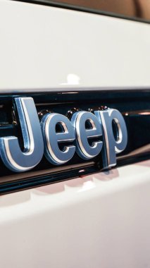 Metalik Jeep marka araba, yakın çekim görüntüsü. Dikey. Amerikan otomobillerinin markası off-road araçları, kamyonetler üretiyor. Toronto Kanada - 19 Şubat 2023