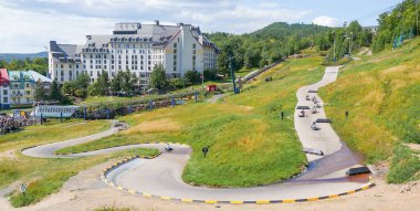Yazın Mont Tremblant kayak merkezindeki renkli otelleri gezmek. Füniküler kulübeden kayak merkezi manzarası. Mont-Tremblant, Quebec, Kanada - 22.09.2022.