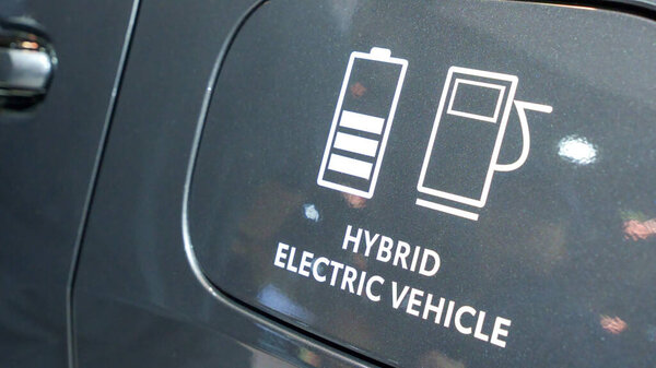 Новые модели гибридных электромобилей на автосалоне. Серый автомобиль на выставке. Национальный канадский автосалон со многими автомобильными брендами