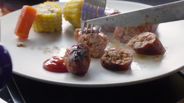 접시에 야채와 Bbq 그릴된 소시지를 — 비디오