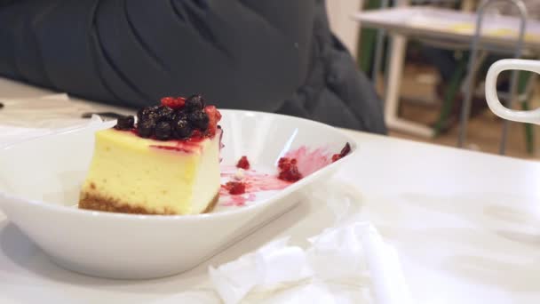 Beyaz Tabakta Böğürtlenli Cheesecake Diliminin Statik Videosu — Stok video