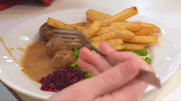 Ręczne Jedzenie Klopsików Podawane Frytkami Warzywami Białym Talerzu — Wideo stockowe