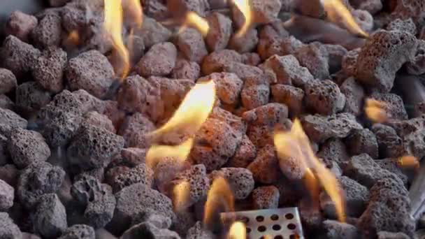 저녁에 불타는 구덩이 뒷마당에 소방차의 불꽃의 닫습니다 슬로우 비디오 — 비디오