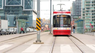 Torontos eğlence bölgesinde yeni TTC Bombacı yapımı tramvayın sokak manzarası. Toronto 'nun sokaklarında yeni Toronto Ulaşım Komisyonu tramvayı. TORONTO, Kanada - 4 Temmuz 2022..