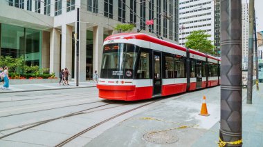 Torontos eğlence bölgesinde yeni TTC Bombacı yapımı tramvayın sokak manzarası. Toronto 'nun sokaklarında yeni Toronto Ulaşım Komisyonu tramvayı. TORONTO, Kanada - 4 Temmuz 2022..