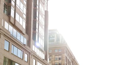 Bu atmosferik fotoğraf tüyler ürpertici, ıssız bir şehir caddesini çekiyor. Hiçbir yaşam belirtisi yok. Boş yol, uzaklığa doğru uzanıyor, terk edilme ve yalnızlık hissi yaratıyor..