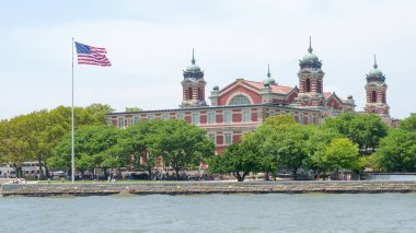 New York Limanı Özgürlük Adası 'ndaki müzede Amerika' daki göçmen deneyimi sergileniyor, Özgürlük Heykeli 'nin yanında. Daha iyi bir hayat arayan milyonların yolculuğunu anlatıyor..