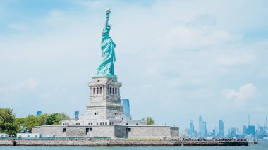 Özgürlük Anıtı, New York, güneşli mavi gökyüzünde. Amerikan sembolü. Anma günü, Vatanseverlik Günü. Mesaj için yer var. New York NY ABD 2023-07-30.