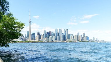 Toronto ufuk çizgisinin panoramik manzarası ve güneşli bir günde Ontario Gölü, Toronto, Ontario, Kanada. TORONTO, Kanada üzerinde - 03.29. 2024