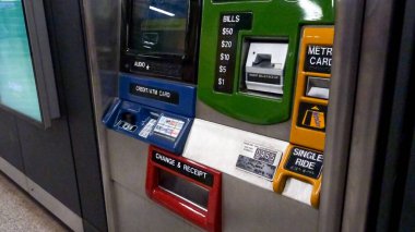 Mavi ATM kartı okuyucusu bir kart ve bir sayı tuş takımı yerleştirmek için delik ile New York ABD 2023-07-30.