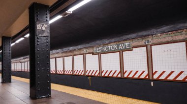 New York 'taki Lexington Bulvarı metro istasyonunda Afro-Amerikalı bir adam. New York. ABD 2023-07-30..