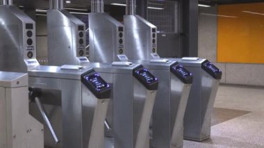OMNY MTA Grand Central Terminali 'nde irtibatsız ücret ödeme sistemi. New York metro istasyonu. New York, ABD - 15 Temmuz 2023
