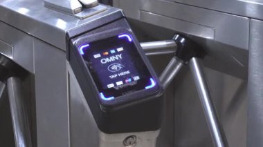 OMNY MTA Grand Central Terminali 'nde irtibatsız ücret ödeme sistemi. New York metro istasyonu. New York, ABD - 15 Temmuz 2023