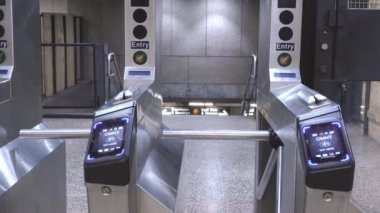 OMNY MTA Grand Central Terminali 'nde irtibatsız ücret ödeme sistemi. New York metro istasyonu. New York, ABD - 15 Temmuz 2023
