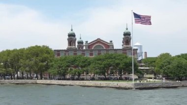 New York Limanı Özgürlük Adası 'ndaki müzede Amerika' daki göçmen deneyimi sergileniyor, Özgürlük Heykeli 'nin yanında. Daha iyi bir hayat arayan milyonların yolculuğunu anlatıyor..