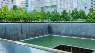 11 Eylül 'de Manhattan' da İşlenmiş Kurbanların İsimleriyle İşlenmiş Terörist Saldırısı için Sıfır Noktası 'ndaki insanlar. Vatanseverlik Günü - New York ABD 2023-07-30.