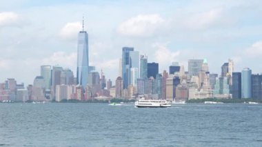 Bir Dünya Ticaret Merkezi ve New Jersey 'deki Hudson Nehri' nin karşısından New York ABD 2023-07-30.