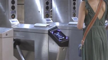 OMNY MTA Grand Central Terminali 'nde irtibatsız ücret ödeme sistemi. New York metro istasyonu. New York, ABD - 15 Temmuz 2023