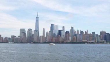 New York New York ABD 2023-07-30: Bir Dünya Ticaret Merkezi ve New Jersey Hudson Nehri 'nin karşısından izlenen diğer ikonik New York binaları.