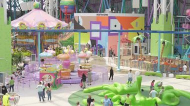 Doğu Rutherford, New Jersey - 15 Temmuz 2023: American Dreams alışveriş merkezindeki Nickelodeon Universe eğlence parkı. Amerika 'daki en büyük kapalı lunapark.