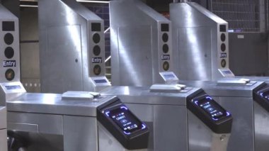 New York NY, ABD - 15 Temmuz 2023 Grand Central Terminali 'ndeki Temassız Bilet Ödeme Sistemi. New York Metro İstasyonu