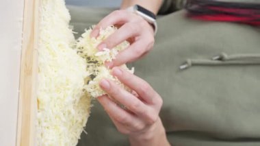 Izgara peynir aşçının elinden düşer. Pizza için rendelenmiş peynir.